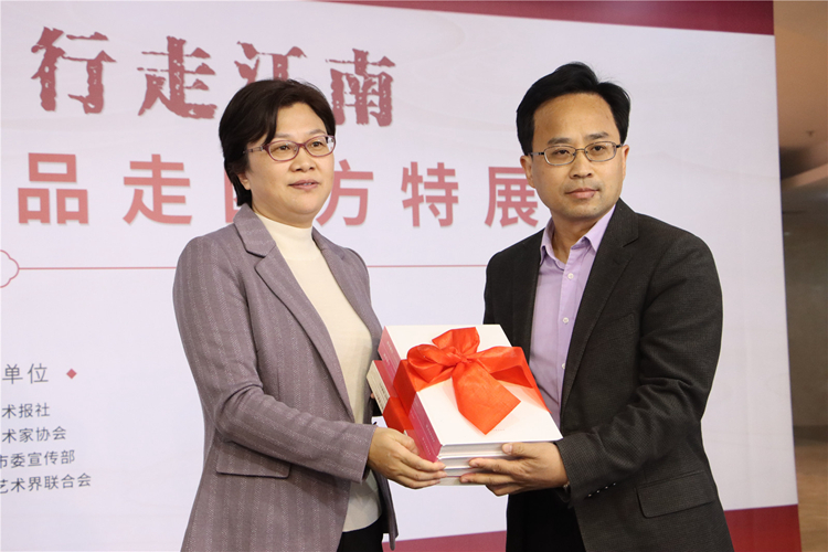 8苏州市委宣传部副部长、文明办主任杨芳代表苏州向中国艺术报社赠送吴门美术作品集，中国艺术报社总编辑康伟接受赠送.jpg